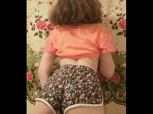 ❤️ Sexet ung babe laver en striptease ved at filme sine shorts på kamera Kvalitets sex at da.hentaidude.ru ☑